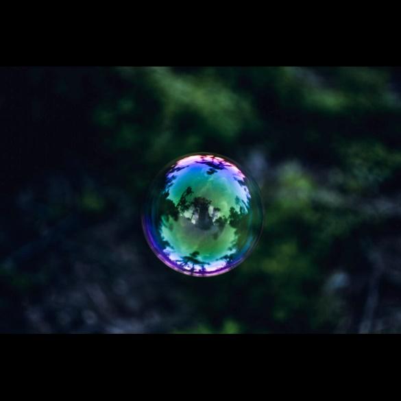 Immagine che contiene bolla, sfera, Bolla, aria aperta

Descrizione generata automaticamente